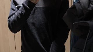 Man masturbates in locker room